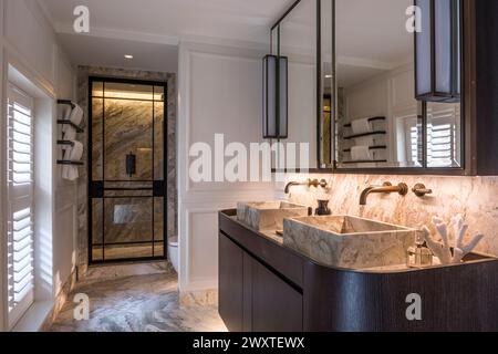Doppi lavabi e armadi a specchio nella moderna residenza cittadina di Chelsea, West London, Regno Unito Foto Stock