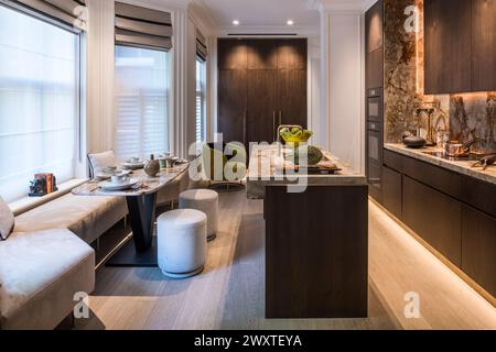 Posti a sedere vicino alla finestra con bar per la colazione in marmo nella moderna casa cittadina di Chelsea, West London, Regno Unito Foto Stock