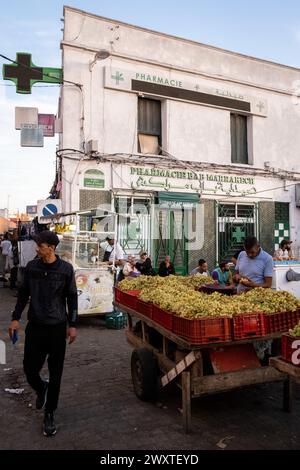 Mercato intorno alla Medina a Casablanca il 1° ottobre 2023. Casablanca, una città in rapido sviluppo, è la capitale economica del Marocco e la città più grande Foto Stock