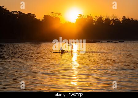 30/03/24-Manyana Beach al tramonto, 214 km a sud-ovest di Sydney, NSW, Australia. Sagome della gente del posto che si rilassa. Manyana Beach parte dal villaggio di Manyana Foto Stock