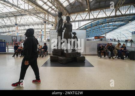 Londra 2 aprile 2024 . Il monumento nazionale di Windrush di Basil Watson alla stazione di Waterloo che commemora gli immigrati delle Indie occidentali britanniche venuti nel Regno Unito a bordo della HMT Empire Windrush nel 1948. Gli attivisti hanno criticato il Ministero degli interni per i ritardi dopo che diverse persone sono morte senza ricevere pagamenti. Crediti: amer ghazzal/Alamy Live News Foto Stock