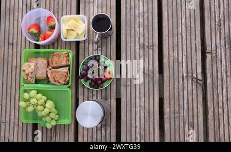 assortimento di prodotti alimentari su superfici in legno intemperie. concetto: picnic per famiglie, scelte alimentari salutari, pasti all'aperto, preparazione dei pasti, pasto bilanciato, disintossicazione Foto Stock