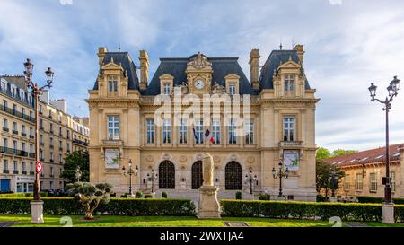 Vista esterna del municipio di Neuilly-sur-Seine, una città situata nel dipartimento francese dell'Hauts-de-Seine, nella regione dell'Ile-de-France Foto Stock