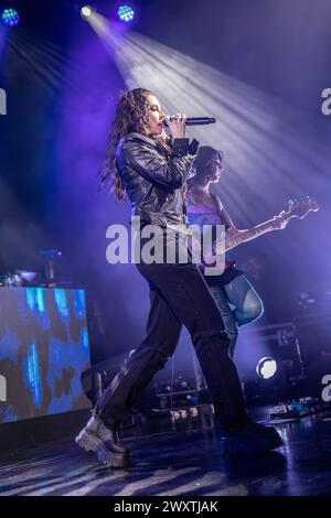 Milano, Italia. 1 aprile 2024. La cantautrice americana Cari Elise FLETCHER, conosciuta solo sul palco come FLETCHER, si esibisce dal vivo sul palco di Fabrique durante l'in Serch of the Antidote Tour. Crediti: Rodolfo Sassano/Alamy Live News Foto Stock