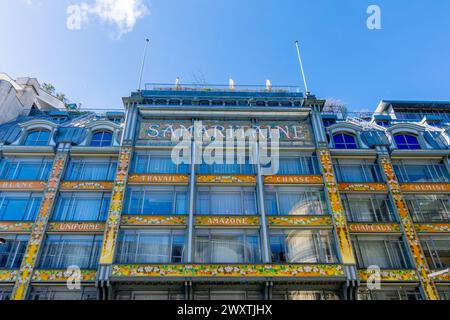 Facciata decorata e segno del negozio la Samaritaine 2. La Samaritaine è un famoso grande magazzino parigino fondato nel 1870 a Parigi, in Francia Foto Stock