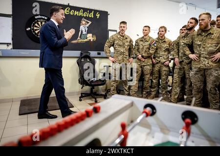RUKLA - il primo ministro uscente Mark Rutte visita i soldati olandesi in una base militare che fanno parte di un battaglione multinazionale sotto la guida tedesca. I soldati contribuiscono alla presenza militare rafforzata della NATO in Lituania, la cosiddetta presenza avanzata rafforzata. ANP ROBIN VAN LONKHUIJSEN netherlands Out - belgio Out crediti: ANP/Alamy Live News Foto Stock