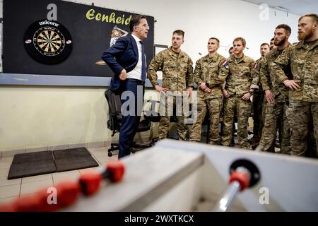 RUKLA - il primo ministro uscente Mark Rutte visita i soldati olandesi in una base militare che fanno parte di un battaglione multinazionale sotto la guida tedesca. I soldati contribuiscono alla presenza militare rafforzata della NATO in Lituania, la cosiddetta presenza avanzata rafforzata. ANP ROBIN VAN LONKHUIJSEN netherlands Out - belgio Out crediti: ANP/Alamy Live News Foto Stock