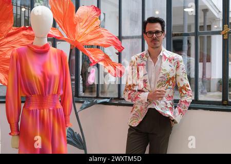 Madrid, Spagna. 2 aprile 2024. Il designer Juan Avellaneda posa durante la presentazione della collezione Avellaneda per SEE Iou a Madrid, 2 aprile 2024, Spagna Credit: SIPA USA/Alamy Live News Foto Stock