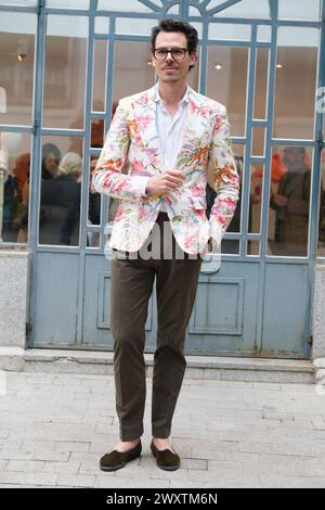 Madrid, Spagna. 2 aprile 2024. Il designer Juan Avellaneda posa durante la presentazione della collezione Avellaneda per SEE Iou a Madrid, 2 aprile 2024, Spagna Credit: SIPA USA/Alamy Live News Foto Stock