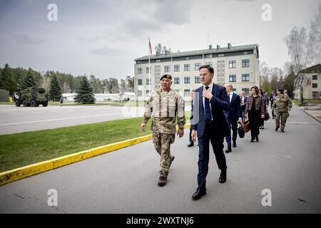 RUKLA - il primo ministro uscente Mark Rutte visita i soldati olandesi in una base militare che fanno parte di un battaglione multinazionale sotto la guida tedesca. I soldati contribuiscono alla presenza militare rafforzata della NATO in Lituania, la cosiddetta presenza avanzata rafforzata. ANP ROBIN VAN LONKHUIJSEN netherlands Out - belgio Out crediti: ANP/Alamy Live News Foto Stock