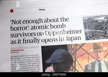 "Non basta per i sopravvissuti alla bomba atomica dell'orrore su Oppenheimer mentre finalmente si apre in Giappone", titolo del quotidiano Oscar Oscar UK Foto Stock