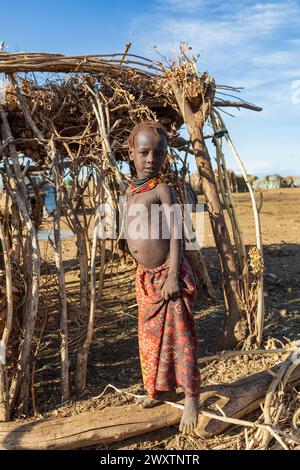 Omorate, Valle Omo, Etiopia - 11 maggio 2019: Bambini della tribù africana Dasanesh in villaggio. I Daasanach sono gruppi etnici Cushitici che vivono in e Foto Stock