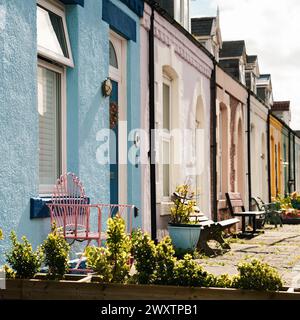 Belle case dipinte in Simpson Street a Cullercoats, North Tyneside Foto Stock