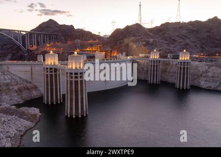 Primo piano della diga di Hoover. Diga di Hoover e lago Mead nell'area di Las Vegas. Grandi torri di aspirazione Comstock presso la diga di Hoover. Hoover Dam in serata con illuminazioni senza persone. Foto Stock