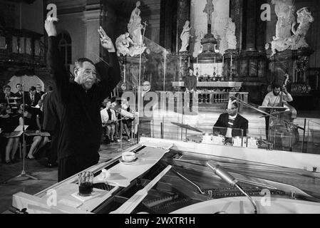 DUKE ELLINGTON e Alice Babs Sjšblom fanno una registrazione televisiva e un concerto nella chiesa di Gustav Vasa a Stoccolma Foto Stock