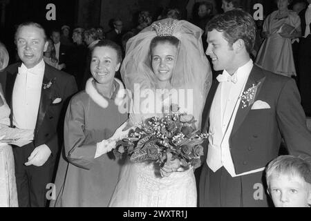 ALICE BABS artista svedese e suo marito Nils Ivar Sjšblom sposano la loro figlia Lilleba con ulf LagerbŠck Foto Stock