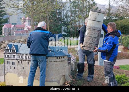 2 aprile 2024, Sassonia-Anhalt, Wernigerode: I dipendenti del parco in miniatura di Kleiner Harz allestirono un modello del castello di Falkenstein. In preparazione della nuova stagione, la costruzione di oltre 60 edifici in miniatura è continuata. Quando la stagione inizierà il 06.04.2024, il parco sarà stato ripiantato, tra le altre cose. Foto: Matthias Bein/dpa/ZB Foto Stock