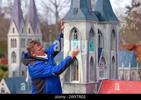 2 aprile 2024, Sassonia-Anhalt, Wernigerode: I dipendenti del parco in miniatura Kleiner Harz hanno creato un modello della chiesa Martini di Halberstadt. In preparazione della nuova stagione, la costruzione di oltre 60 edifici in miniatura è continuata. Quando la stagione inizierà il 06.04.2024, il parco sarà stato ripiantato, tra le altre cose. Foto: Matthias Bein/dpa/ZB Foto Stock