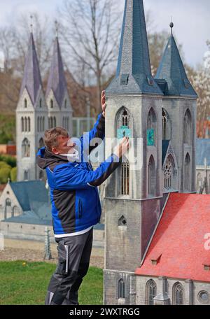 2 aprile 2024, Sassonia-Anhalt, Wernigerode: I dipendenti del parco in miniatura Kleiner Harz hanno creato un modello della chiesa Martini di Halberstadt. In preparazione della nuova stagione, la costruzione di oltre 60 edifici in miniatura è continuata. Quando la stagione inizierà il 06.04.2024, il parco sarà stato ripiantato, tra le altre cose. Foto: Matthias Bein/dpa/ZB Foto Stock