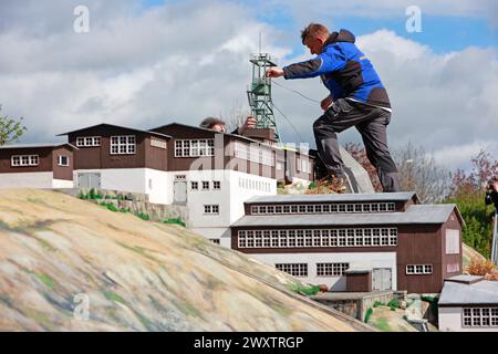 2 aprile 2024, Sassonia-Anhalt, Wernigerode: I dipendenti del parco in miniatura Kleiner Harz hanno allestito un modello della miniera visitatrice di Rammelsberg. In preparazione della nuova stagione, la costruzione di oltre 60 edifici in miniatura è continuata. Nel momento in cui la stagione inizierà il 06.04.2024, il sito sarà stato ripiantato, tra le altre cose. Foto: Matthias Bein/dpa/ZB Foto Stock