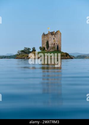 Castle Stalker Tower House Keep ad Argyll, Scozia, Regno Unito. Situato su un'isoletta di marea sul Loch Laich, un'insenatura sul Loch Linnhe. Paesaggio estivo scozzese Foto Stock