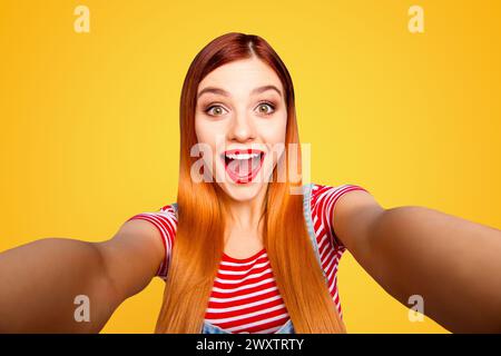 Hey come sei lì primo piano studio ritratto foto di bella divertente funky cute sorpreso scioccato con la signora bocca aperta prendere facendo selfie isolato Foto Stock