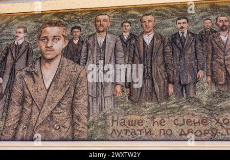 Ritratto di Gavrilo Princip e membri della giovane Bosnia, mosaico murale, Andricgrad, Visegrad, Bosnia Foto Stock