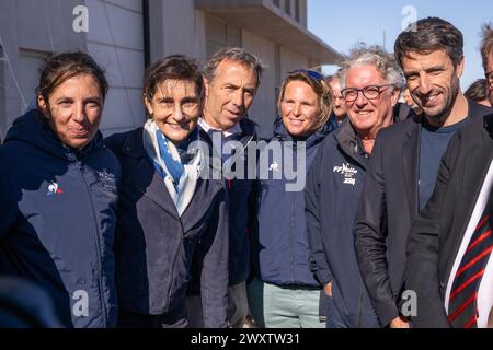 Marsiglia, Francia. 2 aprile 2024. Amelie Oudea Castera e Tony Estanguet sono visti con i membri della squadra di vela olimpica francese durante la visita di inaugurazione alla Marina Olympique di Marsiglia, Francia, il 2 aprile 2024. Foto di Laurent Coust/ABACAPRESS.COM credito: Abaca Press/Alamy Live News Foto Stock