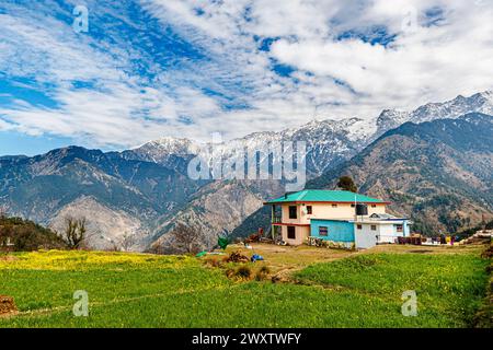 Edificio nel villaggio a Naddi View Point, famoso per le vedute dell'imponente catena himalayana Dhauladhar Foto Stock