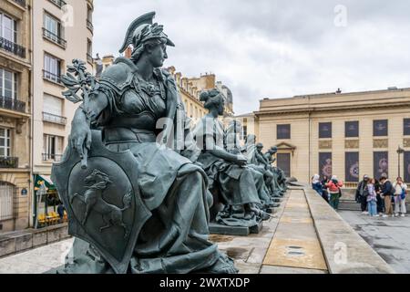 Una fila di statue allegoriche che rappresentano i continenti sulla terrazza del Museo d'Orsay, con i visitatori sullo sfondo. Foto Stock