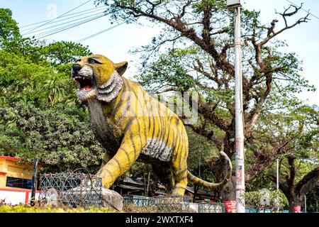 Bangladesh, 02/04/2024, gli alberi sulla splendida strada che collega Tigerpass alla città di Kadmatoli sono stati segnalati per l'abbattimento. L'autorità di sviluppo di Chittagong ha dichiarato che questi alberi saranno tagliati prima della costruzione dell'infrastruttura principale della rampa dopo la prova del suolo. All'inizio del 2021, è stata presa un'iniziativa per costruire un ospedale a CRB, un luogo circondato da bellezze naturali e vegetazione. Ma la società civile ha protestato contro di essa. Di fronte alle proteste della società civile, l'ospedale non è stato aperto. (Foto di M.. Zakir Hossain/Pacific Press) Foto Stock