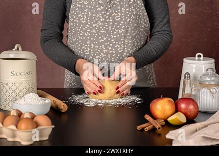 Fotografia gastronomica della cottura della torta di mele, dessert americano; impasto crudo; farina; cannella; dolciumi; panetteria; cottura; pasticceria Foto Stock
