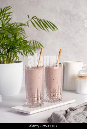 Fotografia alimentare di frullato proteico; lampone; fragola; mirtillo, banana, frullato; latte, yogurt; frullato Foto Stock