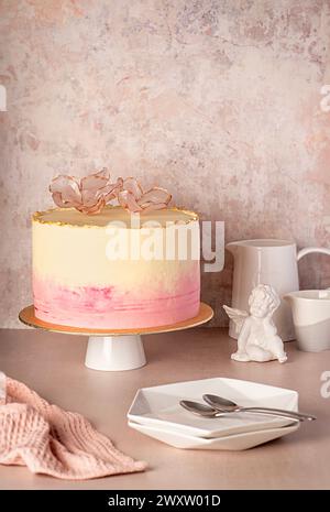 Fotografia gastronomica della torta di compleanno; decorata; torta; biscotti; panna; rosa, fiore, delicato, angelo, festa; pasticceria; dessert; dolce; festa di compleanno Foto Stock