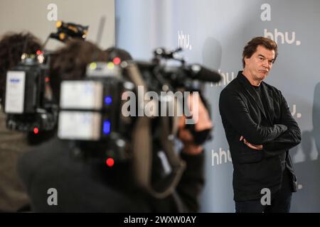 Duesseldorf, Germania. 2 aprile 2024. Il cantante della band Die Toten Hosen, Campino, si trova di fronte ai rappresentanti dei media prima della sua conferenza ospite presso l'Università di Düsseldorf. Campino ha tenuto la prima di due conferenze della sua cattedra ospite presso l'Università Heinrich Heine. Crediti: Oliver Berg/dpa/Alamy Live News Foto Stock