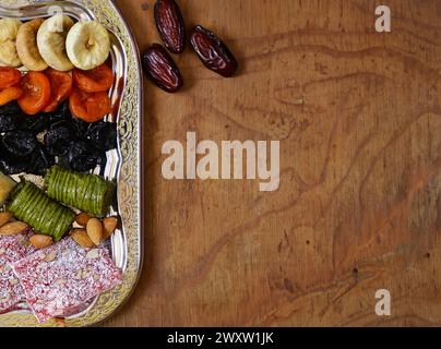 Assortimento di frutta secca fichi albicocche secche e datteri e delizie turche Foto Stock