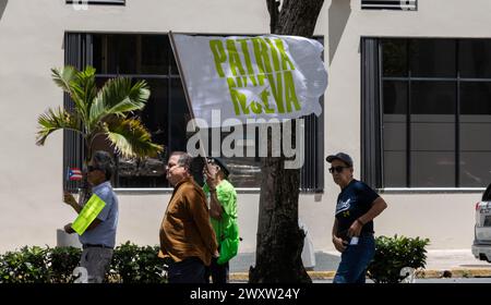 San Juan, Stati Uniti. 1 aprile 2024. Un manifestante inonda la bandiera "Patria Nueva", comune tra i sostenitori del Partito dell'indipendenza, durante una protesta fuori dalla Corte d'appello di Porto Rico a San Juan, Porto Rico lunedì 1 aprile 2024. Il movimento Citizens' Victory ha presentato un ricorso contro la decisione di un giudice in una recente causa presentata dal Partido Popular Democrático che ha portato alla squalifica di diversi candidati MVC dal candidarsi alle prossime elezioni. (Foto di Carlos Berríos Polanco/Sipa USA) credito: SIPA USA/Alamy Live News Foto Stock