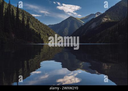 Paesaggio con il lago Kolsai nelle montagne Tien Shan in Kazakistan in estate Foto Stock