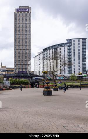 Premier Inn e iQ Student Accommodation edifici dal Bear Pit, noto anche come St James Barton Roundabout Square, Bristol City Center, Inghilterra, Regno Unito Foto Stock