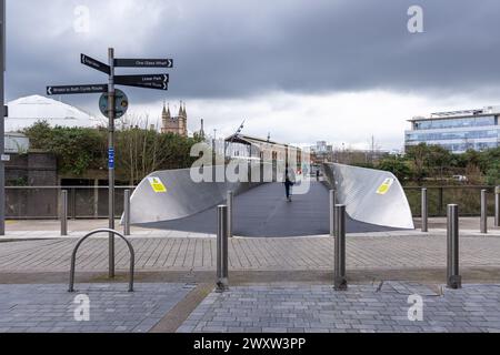 Meads Reach Bridge un ponte pedonale e ciclabile sul fiume Avon a Temple Quay Bristol, città di Bristol, Inghilterra, Regno Unito Foto Stock