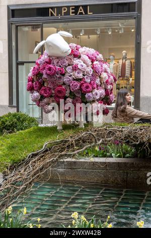 La mostra pasquale al Rockefeller Center ha caratterizzato decorazioni floreali di agnello nei Channel Gardens, 2024, New York City, USA Foto Stock