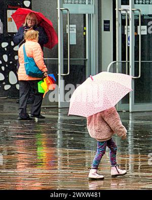 Glasgow, Scozia, Regno Unito. 2 aprile 2024: Meteo Regno Unito: Clima nuvoloso e pioggia nel centro della città sono apparsi con la gente del posto e i turisti nel centro della città. Credit Gerard Ferry/Alamy Live News Foto Stock