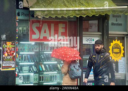 Glasgow, Scozia, Regno Unito. 2 aprile 2024: Meteo Regno Unito: Clima nuvoloso e pioggia nel centro della città sono apparsi con la gente del posto e i turisti nel centro della città. Credit Gerard Ferry/Alamy Live News Foto Stock