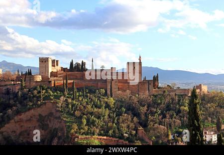 Un'ampia foto del palazzo dell'Alhambra e del forte alla luce del sole del tardo pomeriggio vista dall'altra parte della valle in piazza St NIcolàs. Granada, Andalusia, Spagna Foto Stock