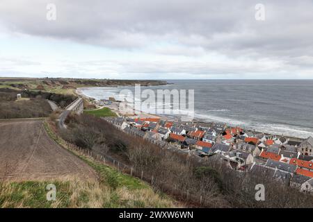 Il villaggio costiero di Cullen in Spring, Moray, Scozia, Regno Unito Foto Stock