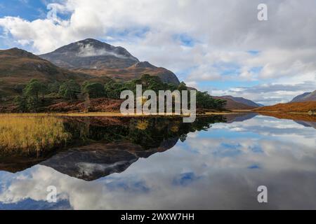 Sgùrr dubh si rifletteva in Loch Clair, Glen Torridon, Highlands scozzesi, Scozia Foto Stock