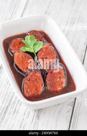 Ciotola di salsiccia chorizo cotta nel vino rosso Foto Stock