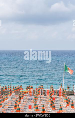Spiaggia di Genova con file di lettini e ombrelloni Foto Stock