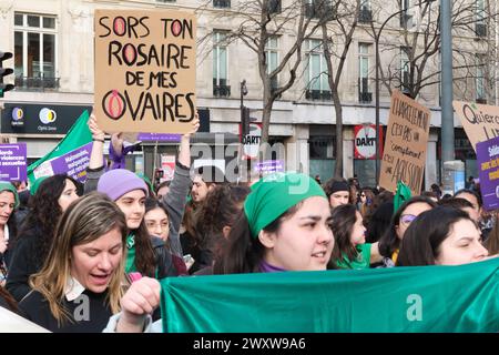 8 marte - Grève féministe. Manifestazione à Parigi Foto Stock