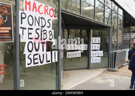 8 marte - Grève féministe. Manifestazione à Parigi Foto Stock